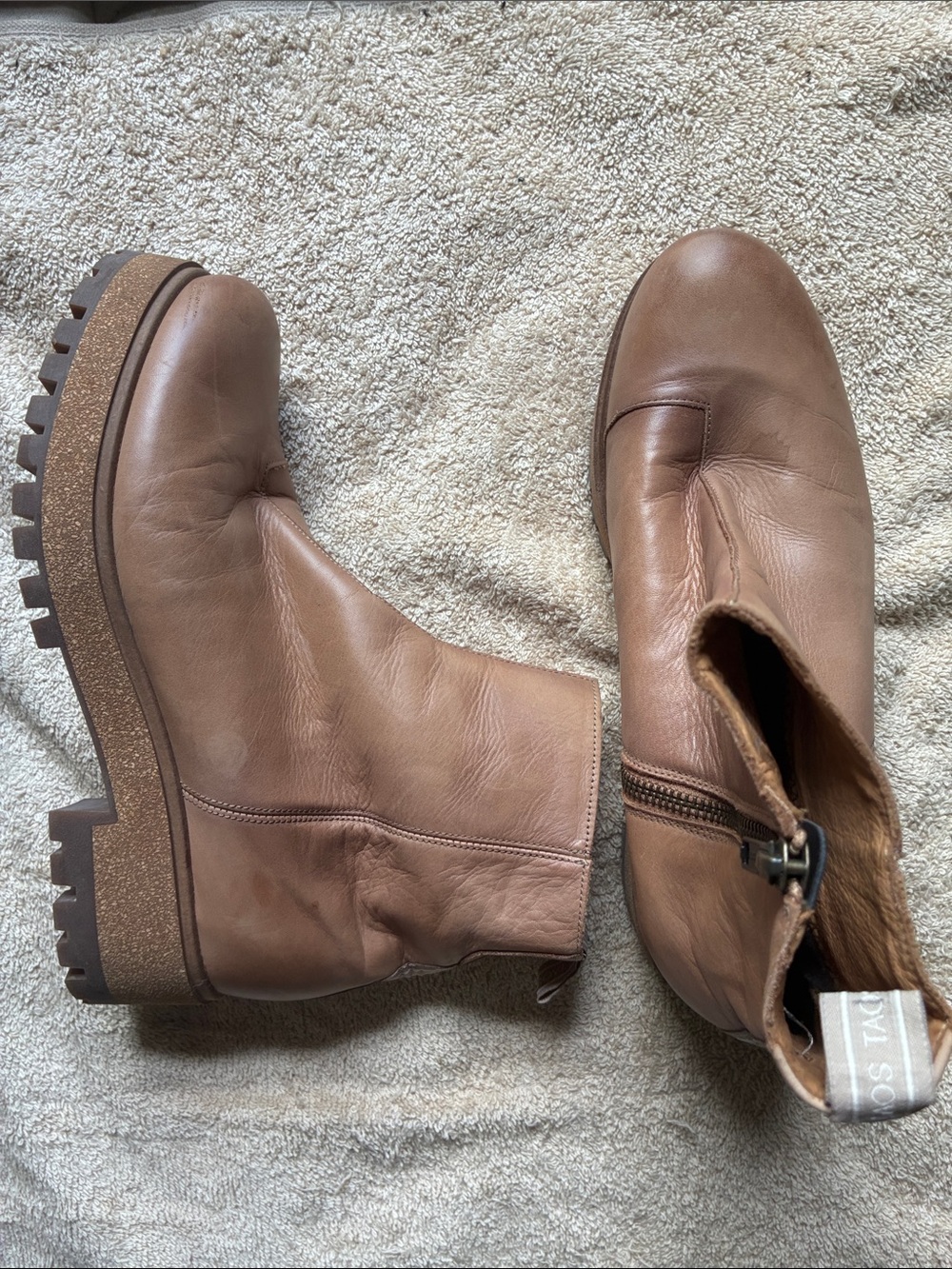 Taos 38/7 Tan Leather Lug Sole Ankle Boots